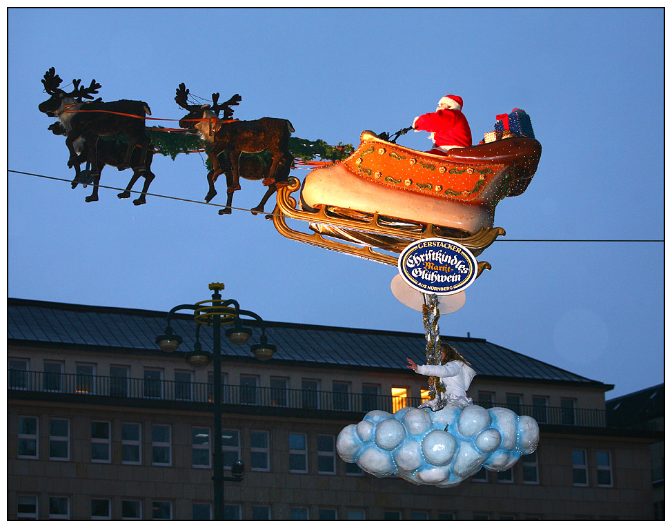 Der Weihnachtsmann fliegt über den Hamburger Rathausmarkt...