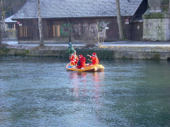 Der Weihnachtsmann kommt im Boot nach Bern