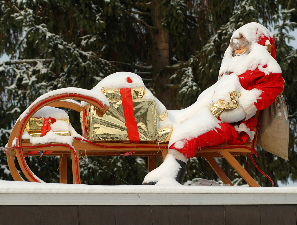 Der Weihnachtsmann mit echtem Schnee auf Friseurladen "gelandet"