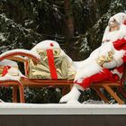 Der Weihnachtsmann mit echtem Schnee auf Friseurladen "gelandet"