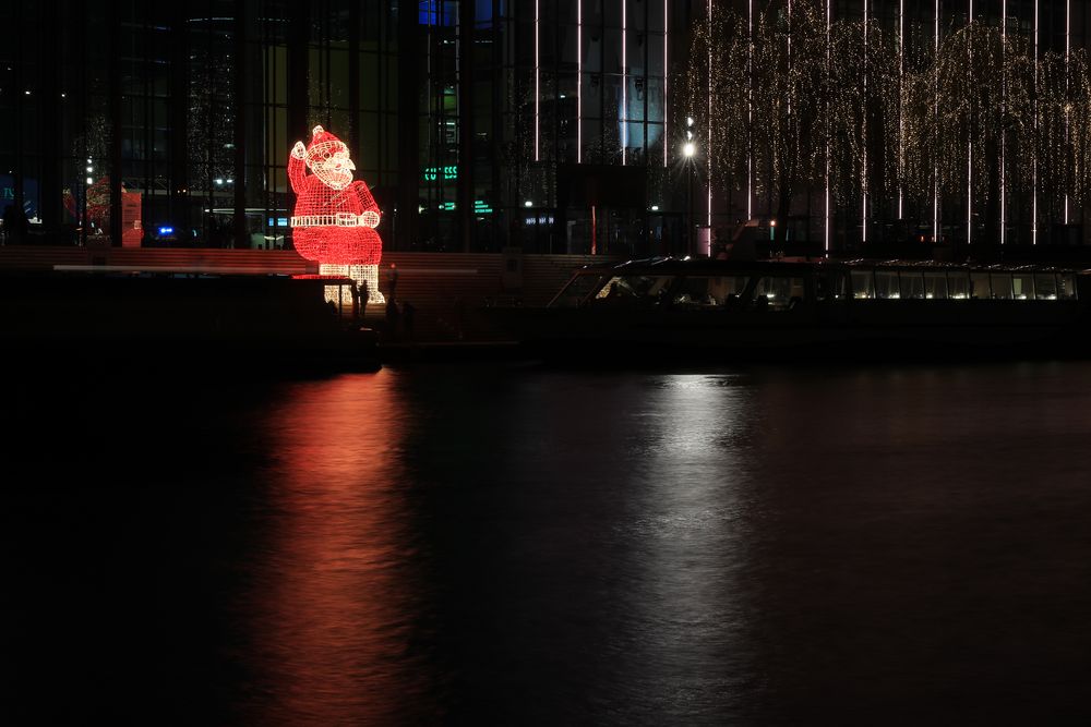 Der Weihnachtsmann sitzt am Kanal