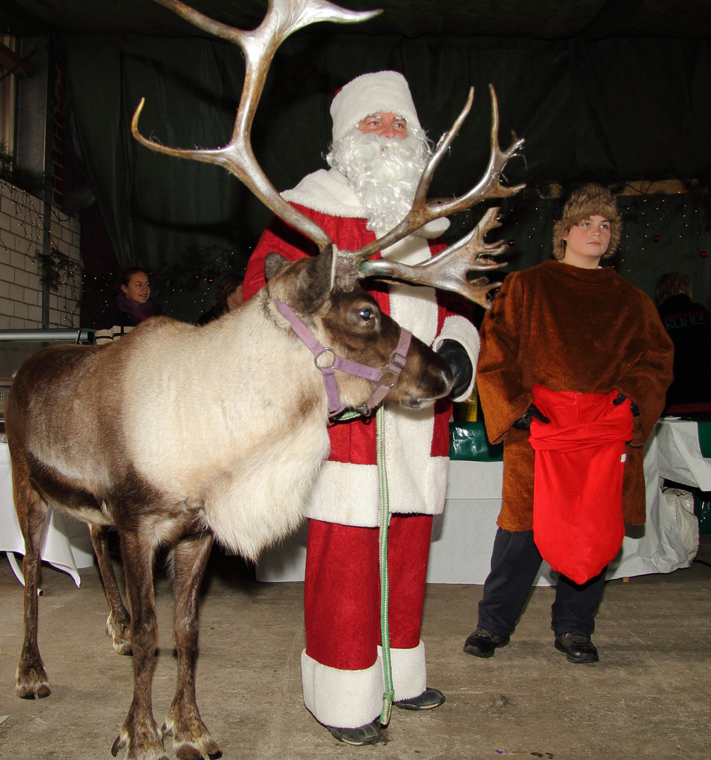 Der Weihnachtsmann und sein Gehilfe