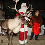 Der Weihnachtsmann und sein Gehilfe