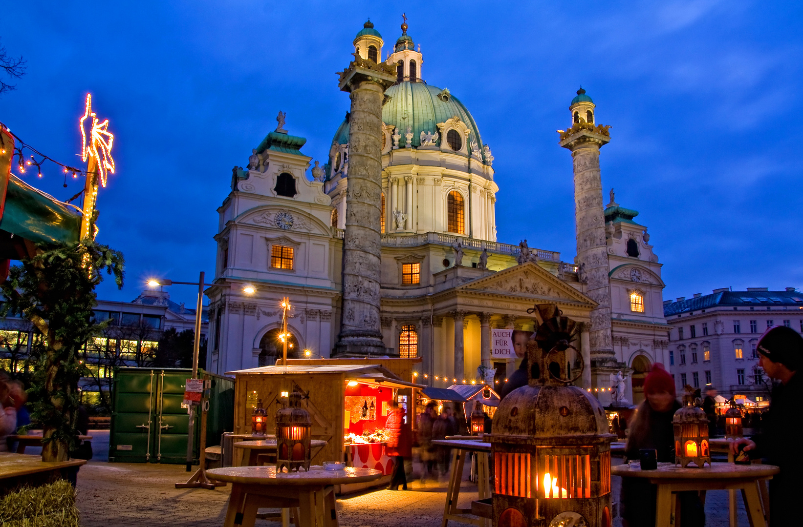 Der Weihnachtsmarkt der Wiener Karlskirche