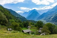 Der Weiler Caslacc mit Blick hinauf ins Val Bregaglia und nach Soglio    