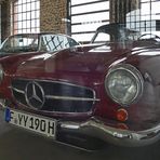 Der weinrote 190er Mercedes