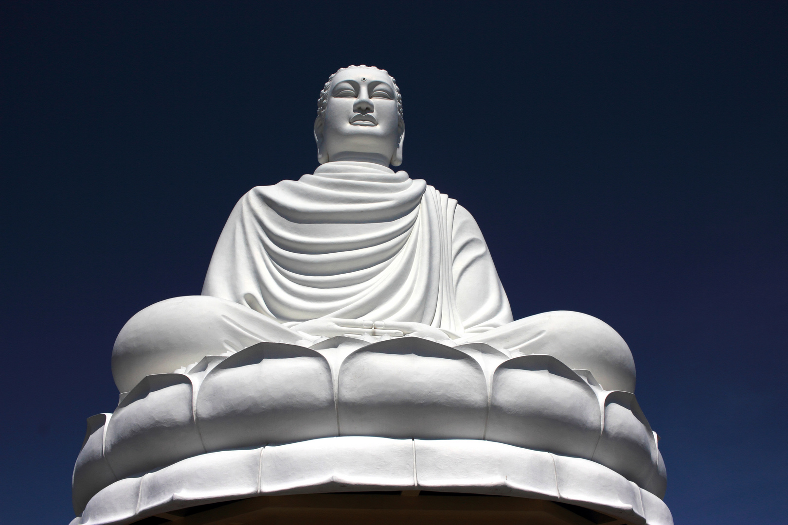 der Weiße Buddha von Long son tu