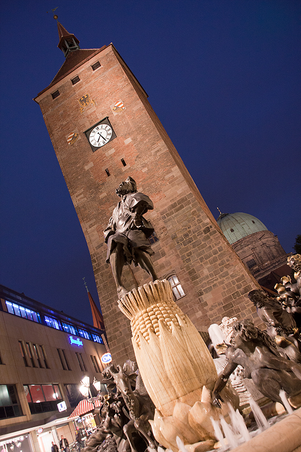 Der weiße Turm in blauer Stunde