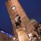 Der weiße Turm in blauer Stunde