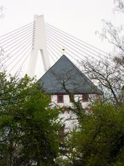 Der Weisse Turm mit Raiffeisenbrücke im Hintergrund