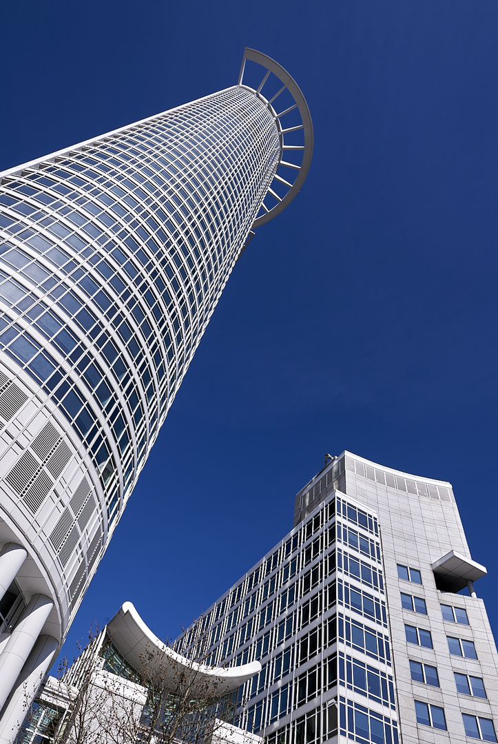 Der Westend Tower (208 Meter) der DZ Bank, er wird auch Kronenhochhaus genannt.