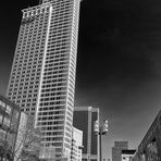 Der Westend Tower (208 Meter) der DZ Bank, er wird auch Kronenhochhaus genannt.