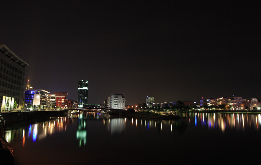 Der Westhafen bei Nacht
