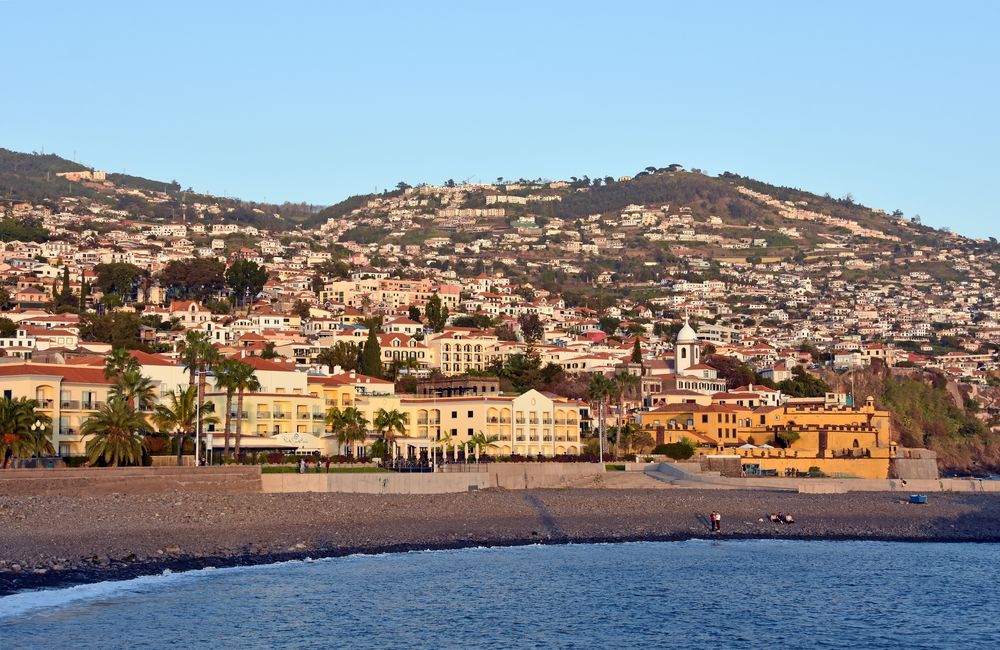 Der Westteil von Funchal auf Madeira am Abend