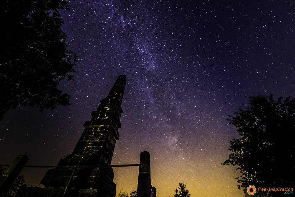 Der Wettinerobelisk unterm Sternenhimmel