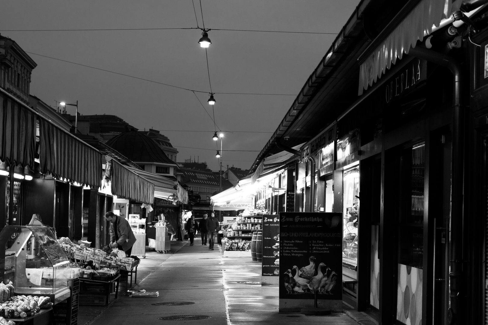 Der Wiener Naschmarkt in den frühen Morgenstunden