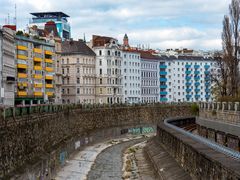 der wienfluss-bogen...