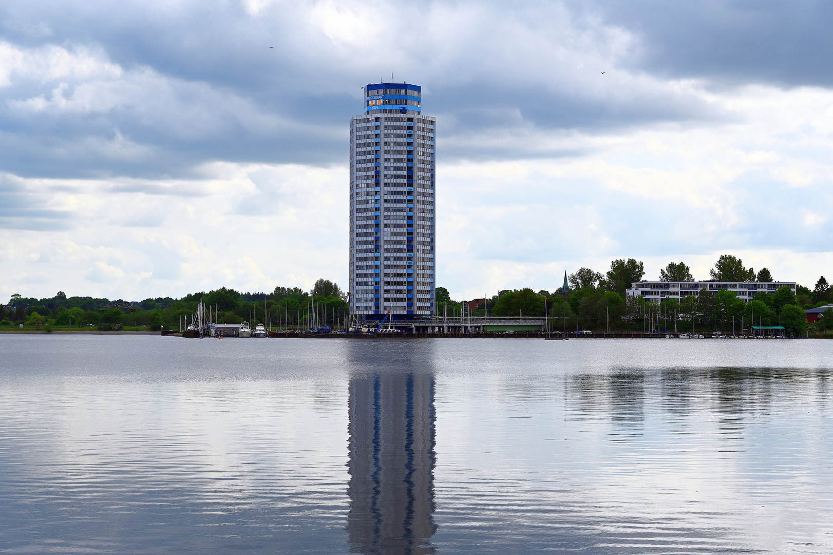 Der Wikingturm in Schleswig - markanter Fremdkörper an der Schlei.