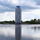 Der Wikingturm in Schleswig - markanter Fremdkörper an der Schlei.