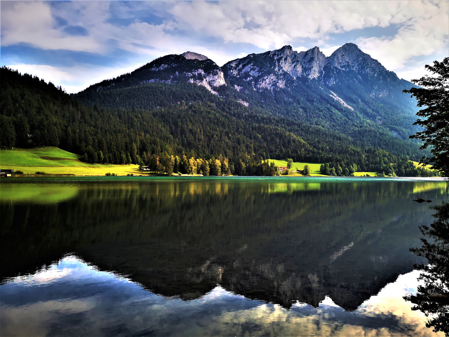 Der Wilde Kaiser spiegelt sich im schönen Hintersteiner See