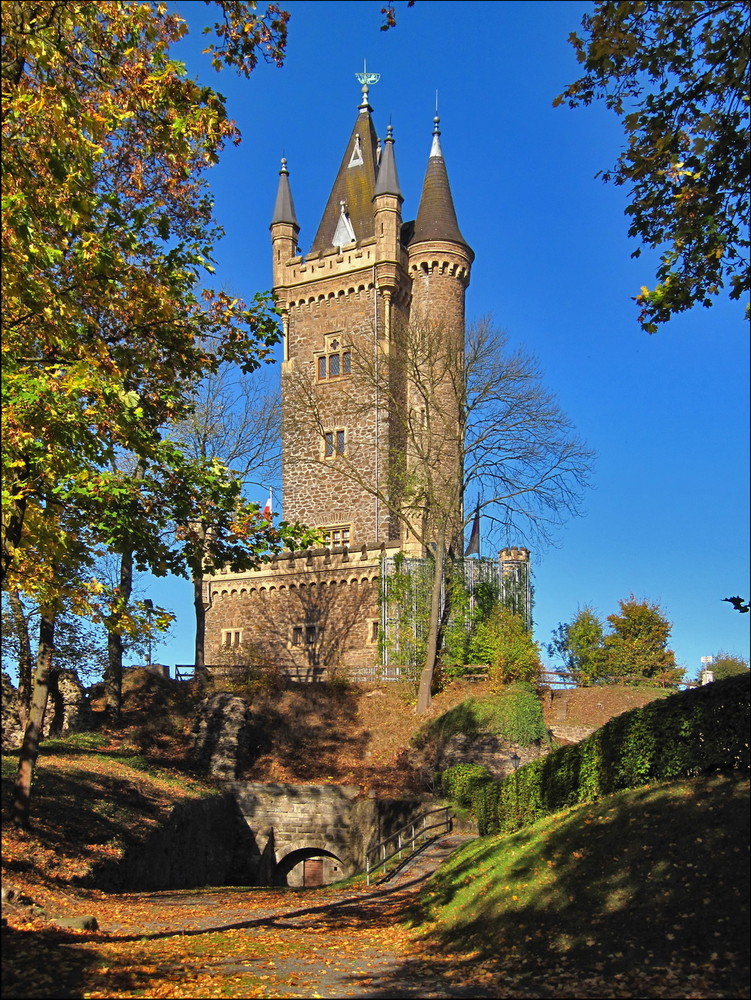 Der Wilhelmsturm in herbstlichem Ambiente