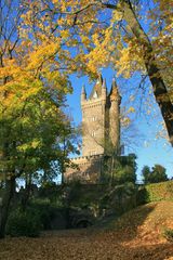 Der Wilhelmsturm in herbstlichem Ambiente