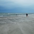 Der Wind treibt den Sand über den Strand