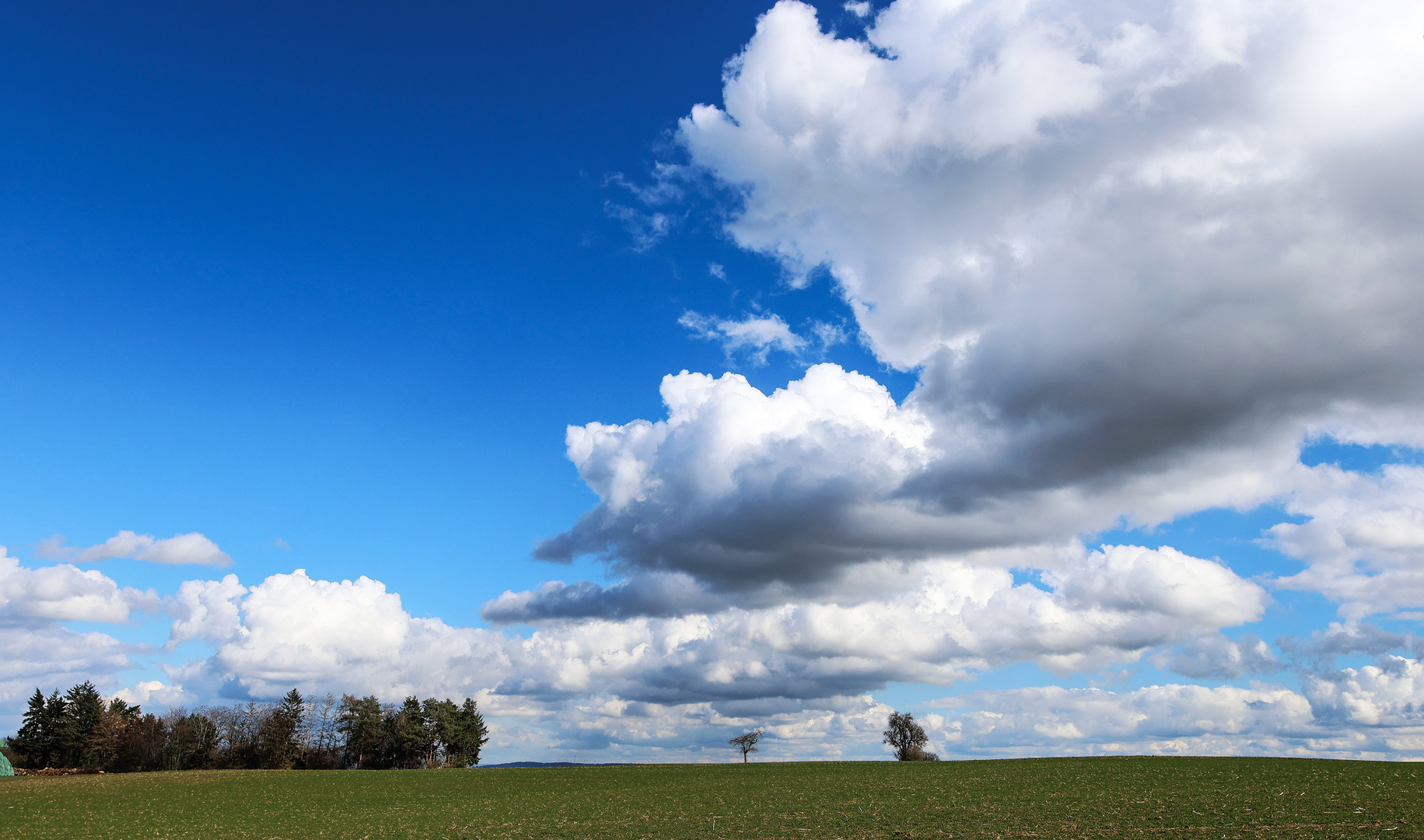 Der Wind treibt Wolken übers Land....