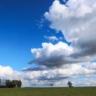 Der Wind treibt Wolken übers Land....