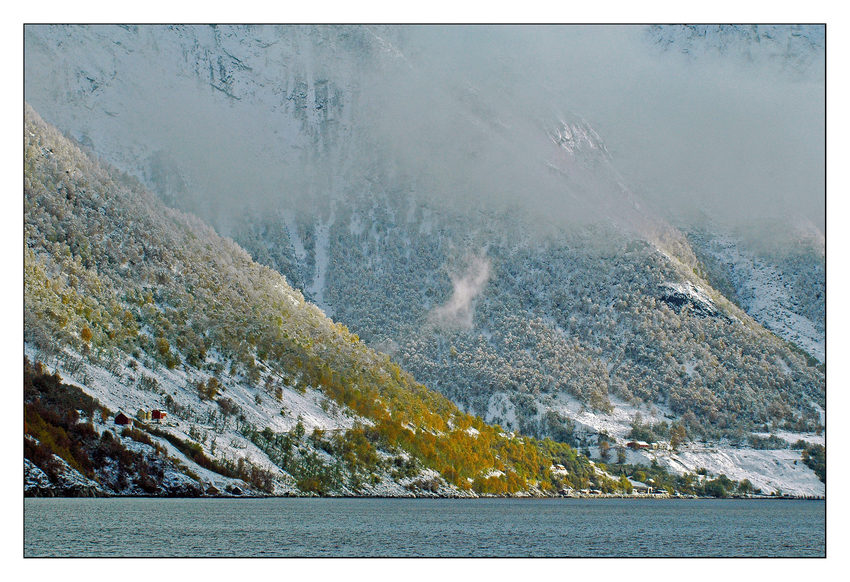 Der Winter hält Einzug am Hjorundfjord