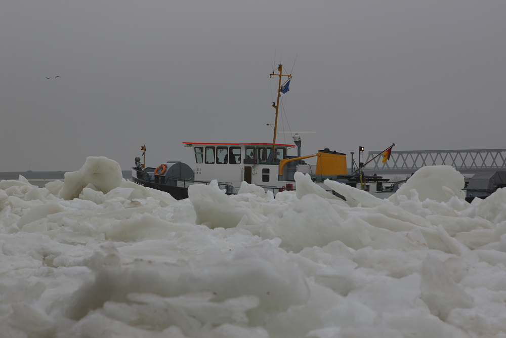 Der Wisent im Einsatz.Der Eisbrecher sah klein aus im Eis