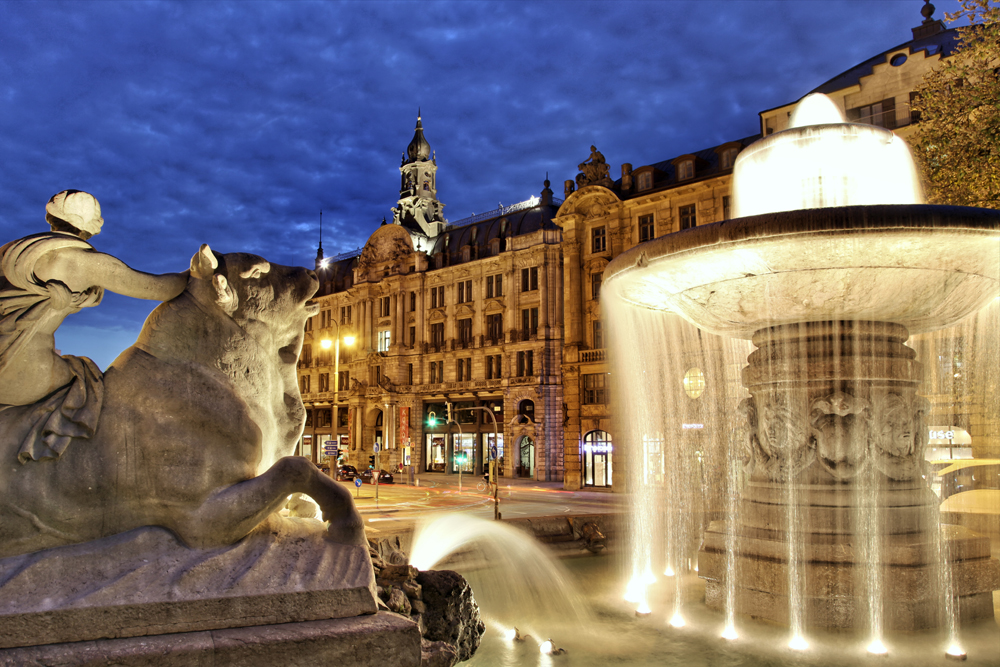 Der Wittelsbacher Brunnen am Lenbachplatz in München bei Nacht