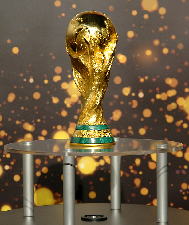 Der WM-Pokal aus 18-karätigem Gold, war .........