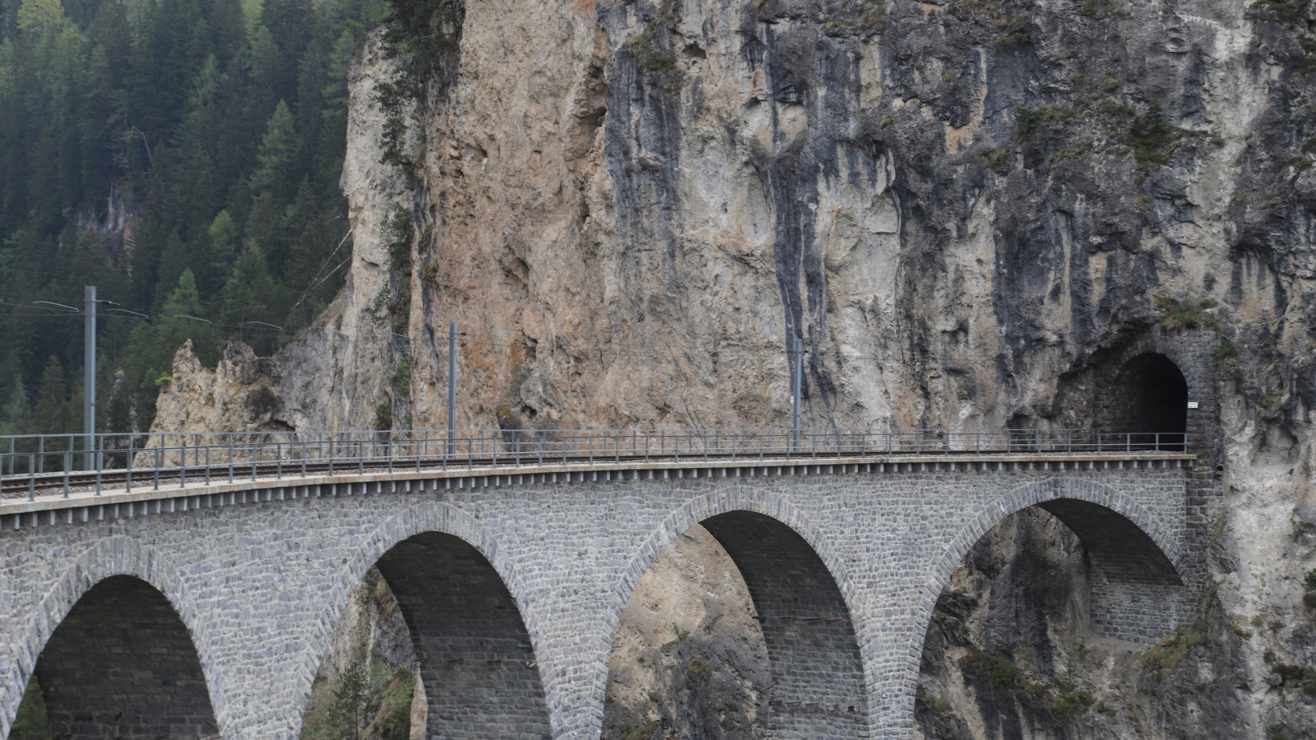 Der wohl bekannteste Viadukt der Rhätischen Bahn.....