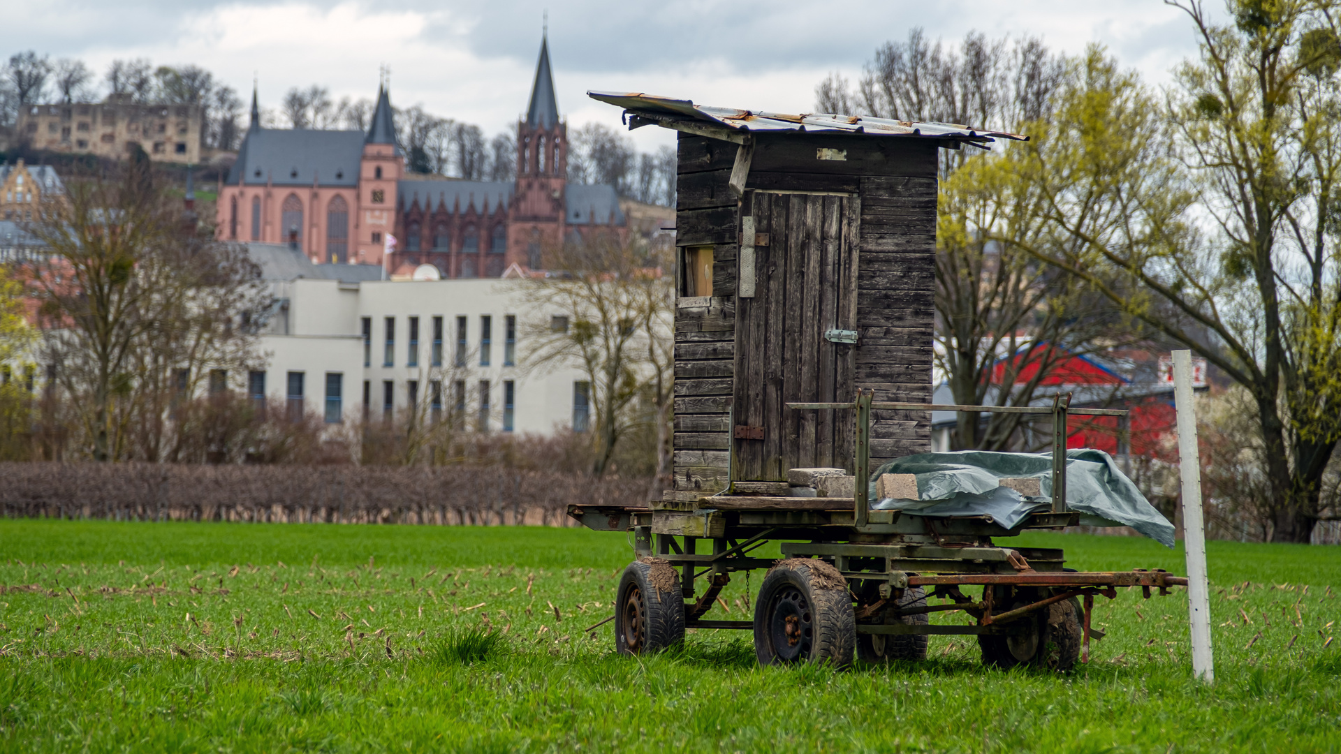 Der Wohnwagen vor historischer Kulisse