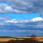 Der Wolkenhimmel über den Feldern