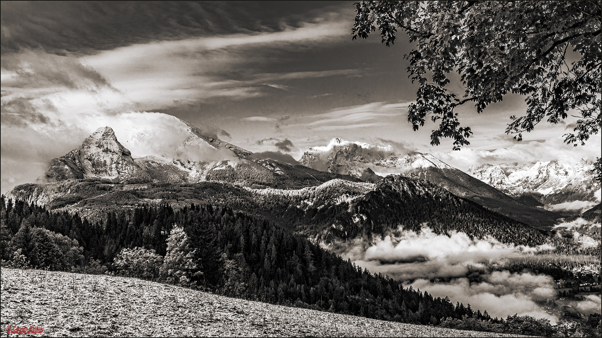 Der Wolkenverhangene Berg