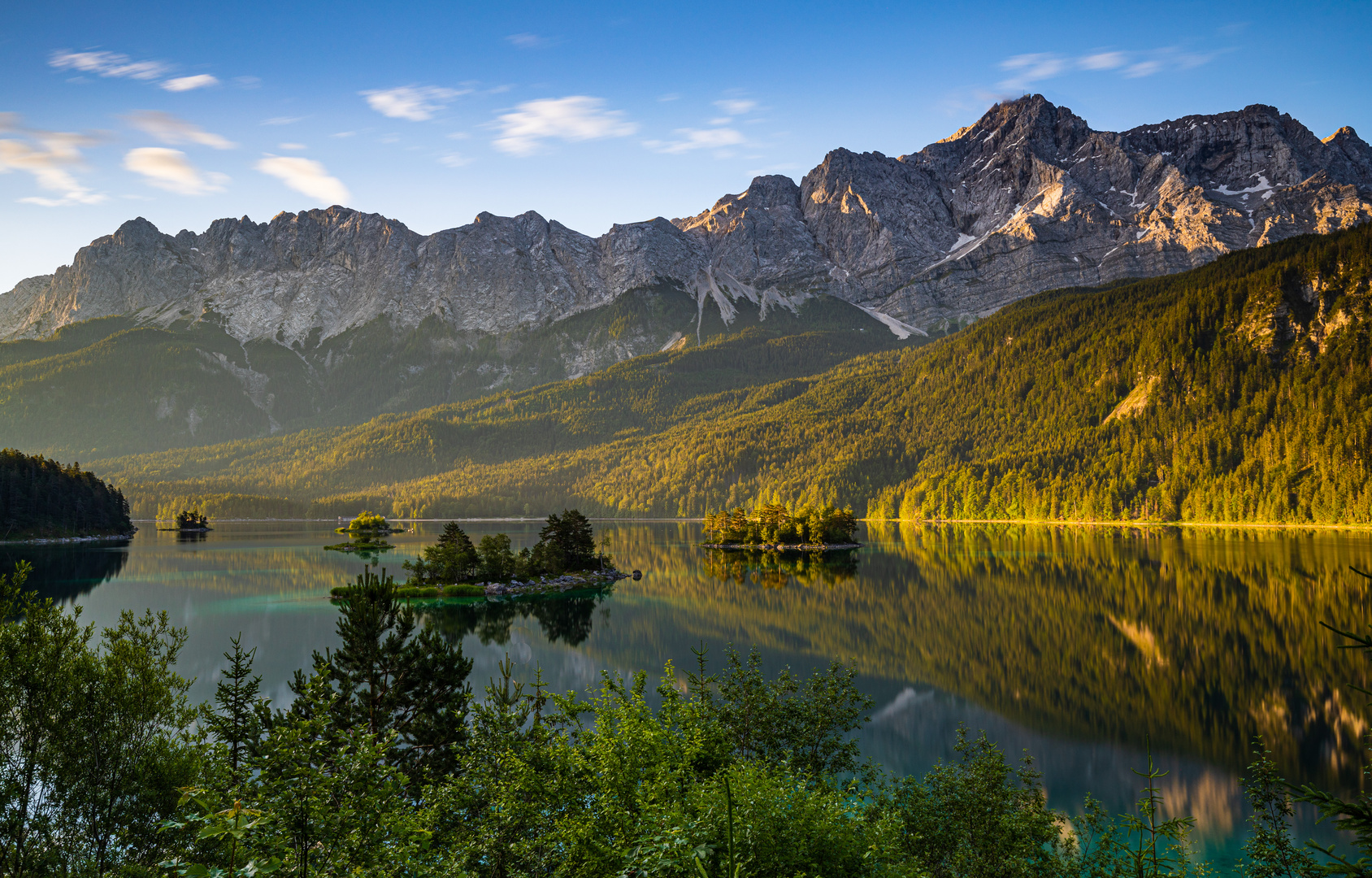 Der wunderschöne Eibsee bei Sonnenaufgang 