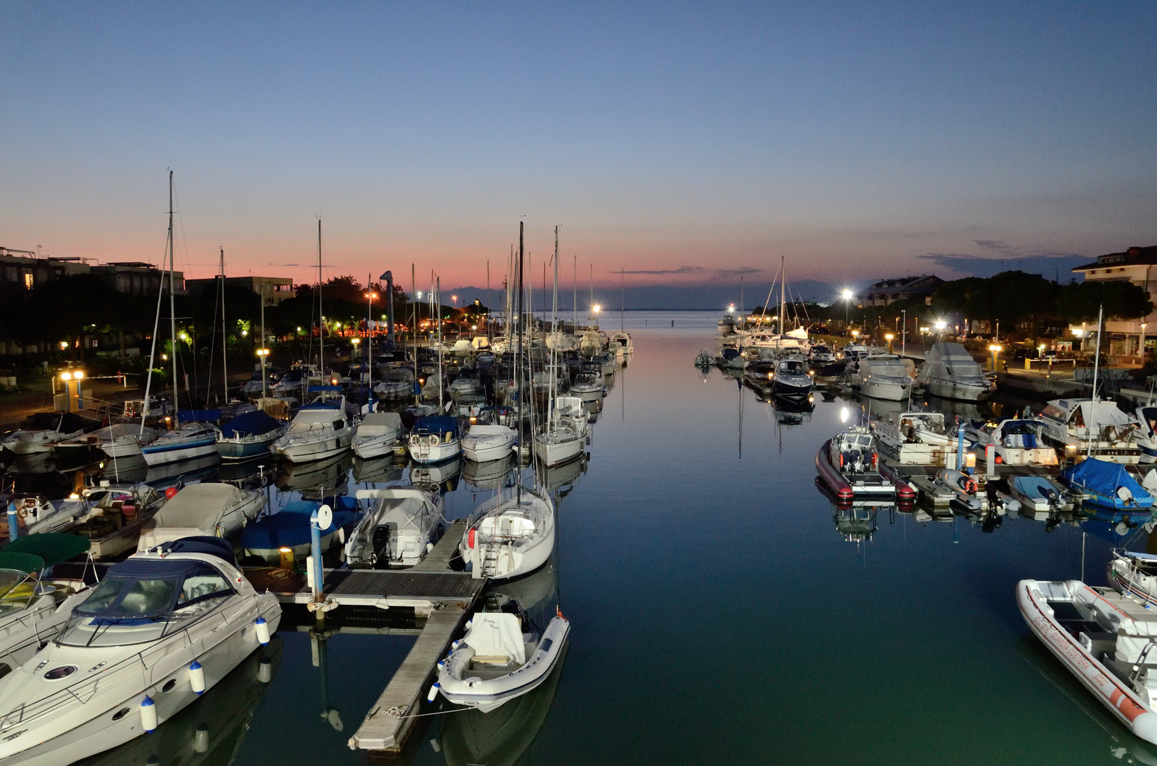 Der Yachthafen von Lignano am Abend