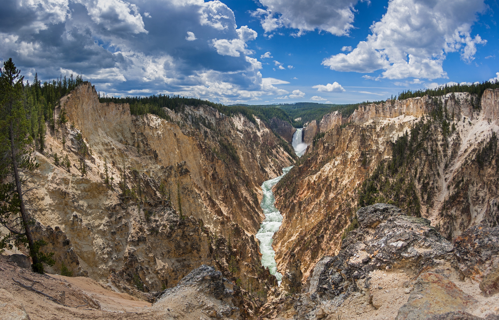 Der Yellowstone-Canyon mit dem Wasserfall