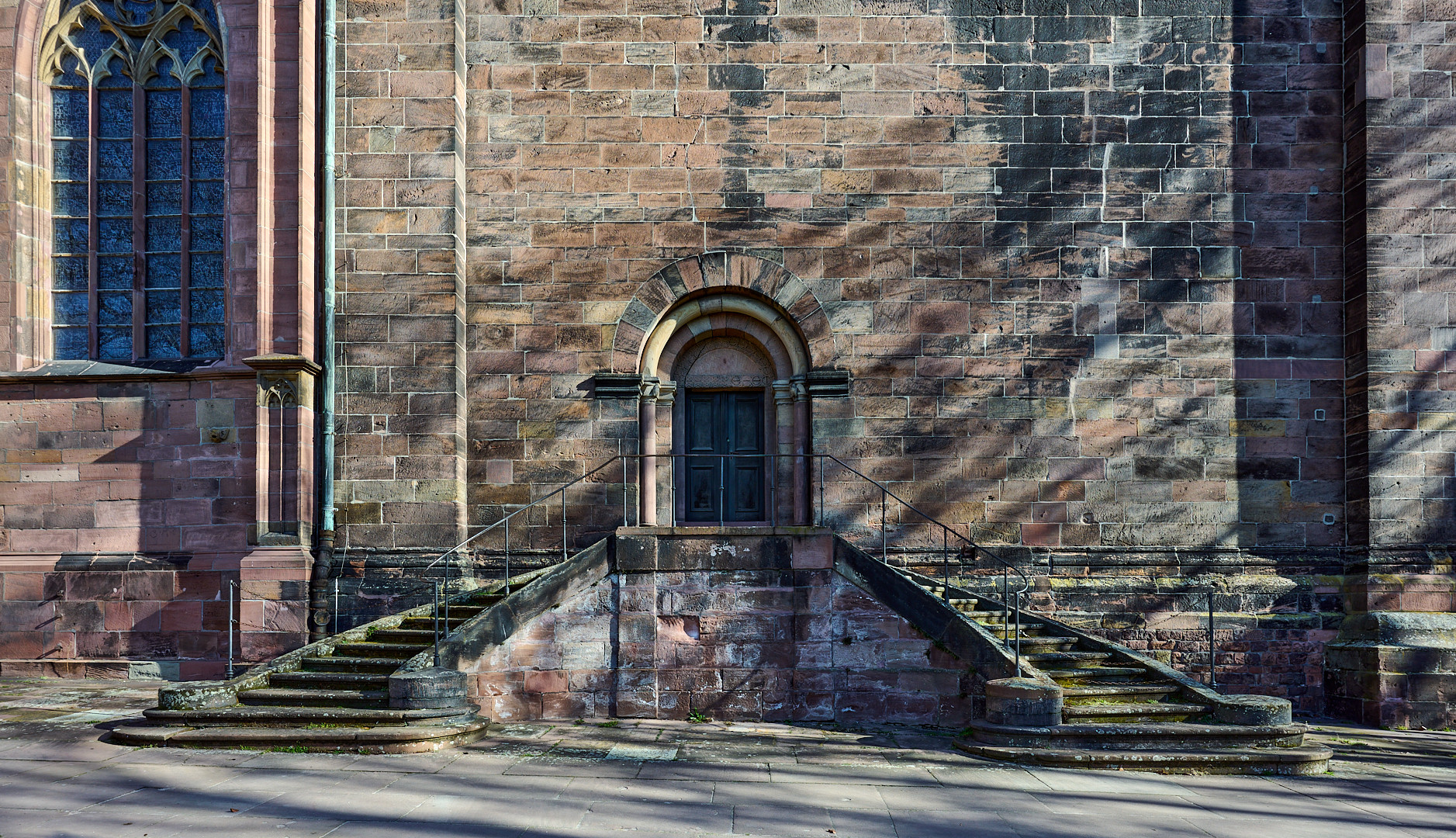 Der Zahn der Zeit nagt an der Fassade vom Wormser Dom, die Witterungseinflüsse...