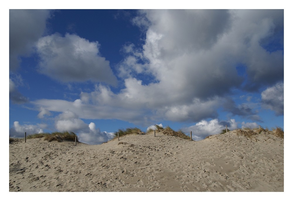 Der Zaun hinter der Düne