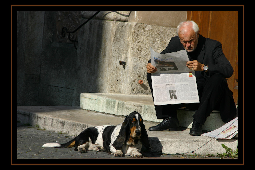 Der Zeitungsleser und sein Hund