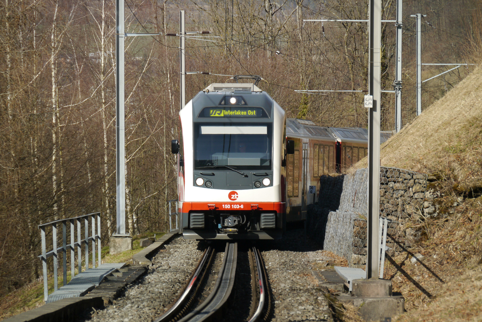 Der Zentralbahn Interregio erklimmt den Brünigpass