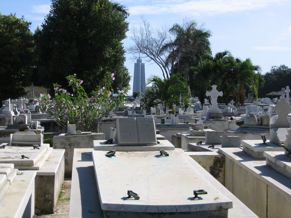 Der Zentralfriedhof Havannas mit Blick auf die „Placa de revolution“