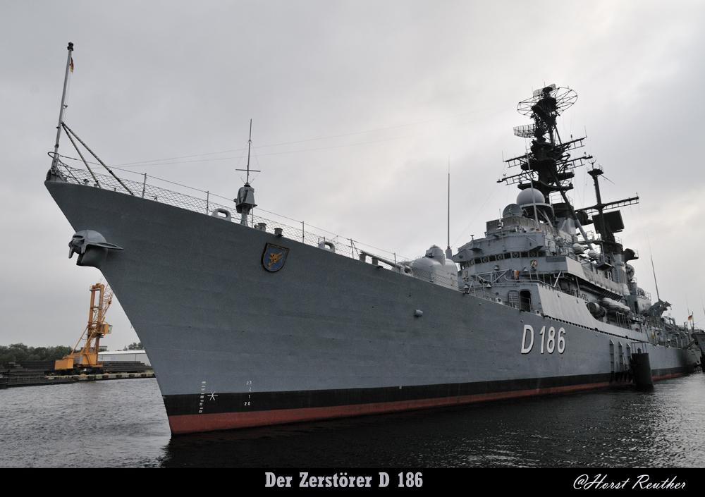 Der Zerstörer der Bundesmarine D 186 im Hafen von Wilhelmshaven