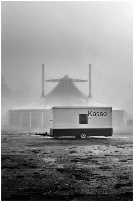 Der Zirkus ist in der Stadt