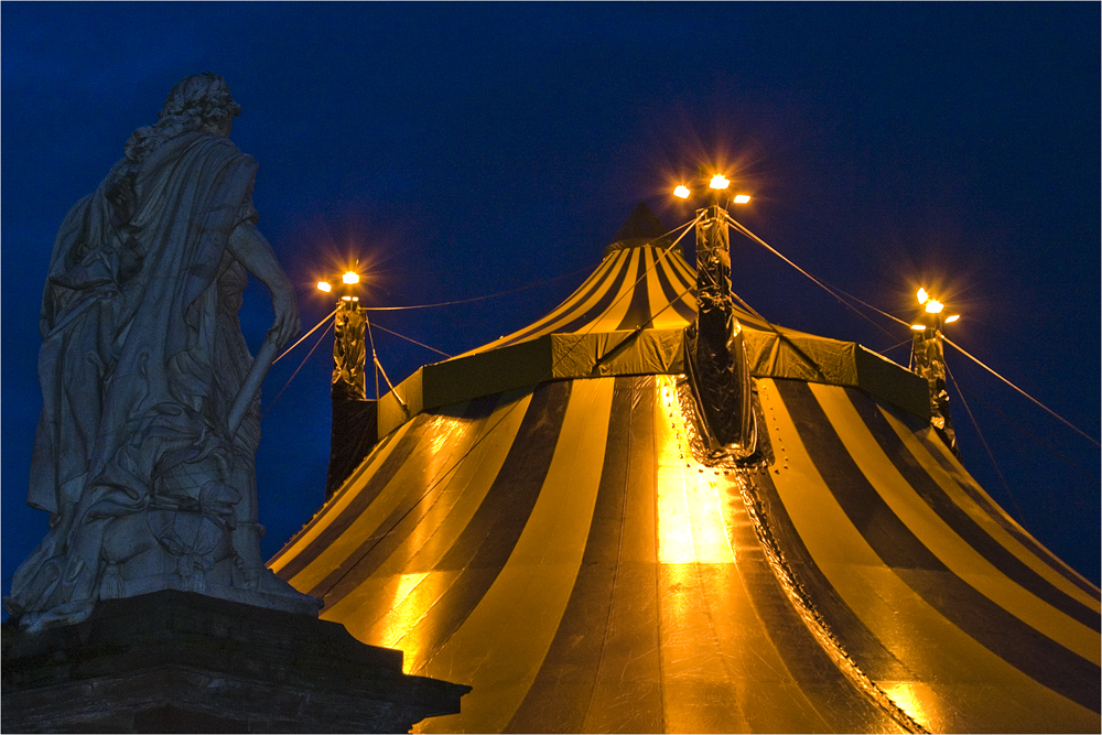 Der Zirkus ist in der Stadt