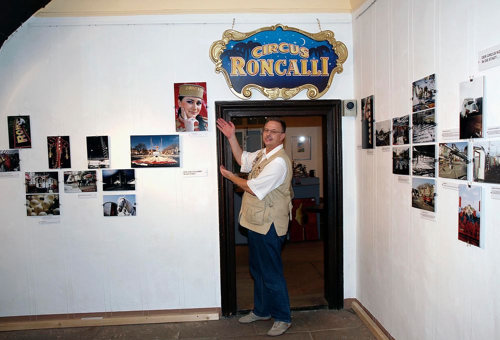 Der Zirkus kommt... Foto & Bild fotoausstellungen. Bilder auf