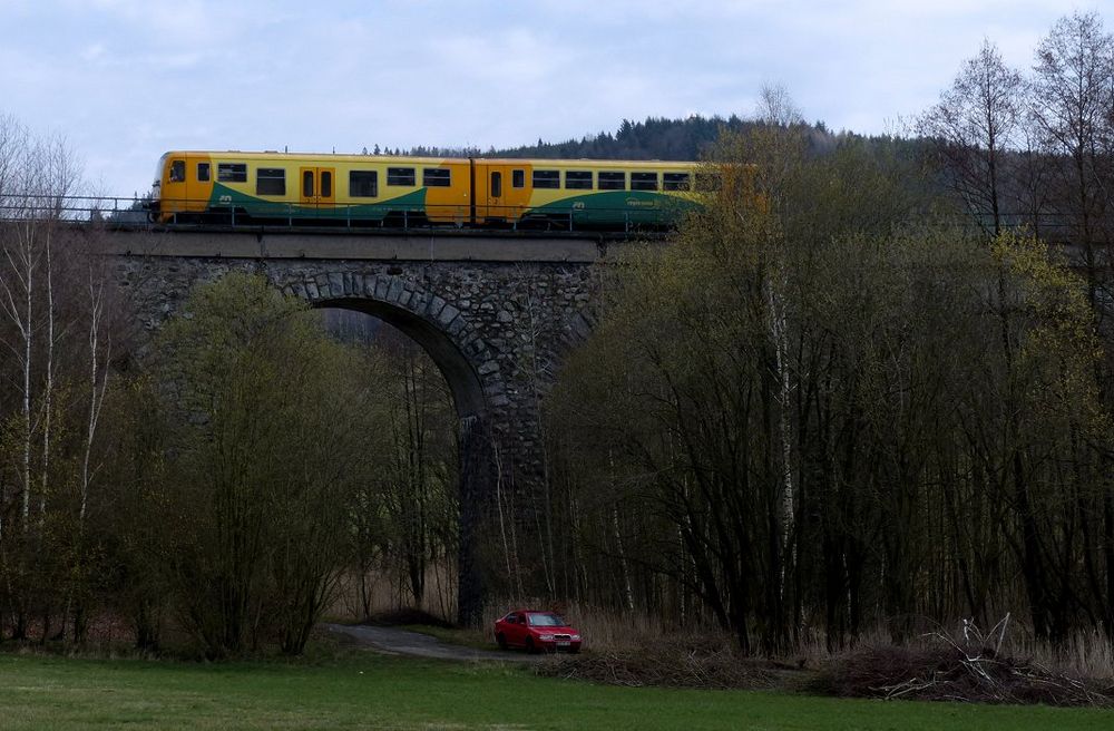 Der Zug, das Viadukt, der "Chevy" .. [Sudety 2016]